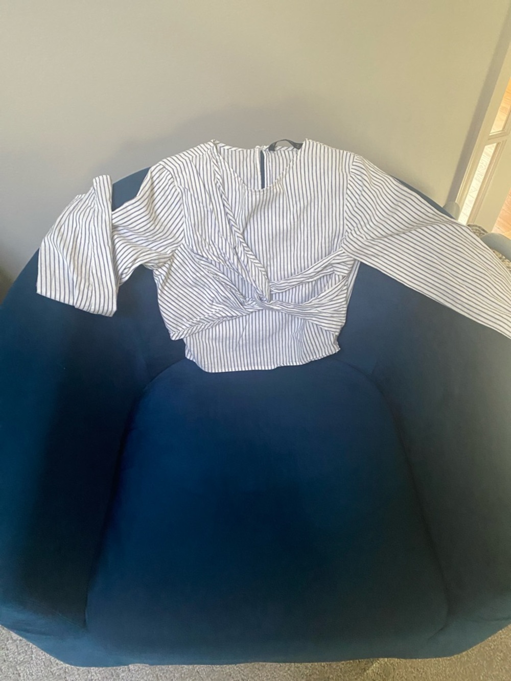 Zara White and Navy Striped Twist-Front Long Sleeve Crop Top